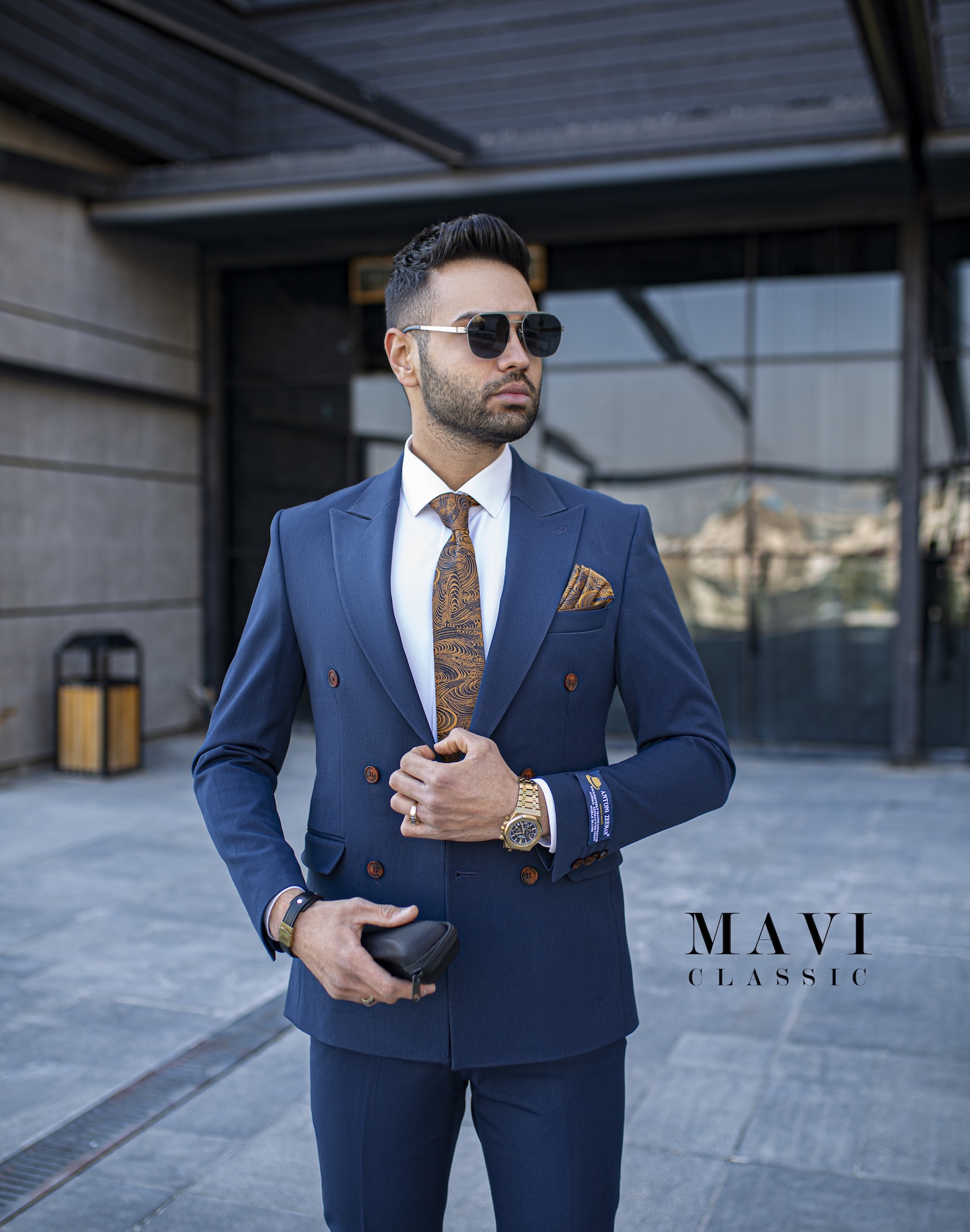 استایل رسمی مردانه با کت و شلوار سرمه ای کلاسیک و کراوات طلایی